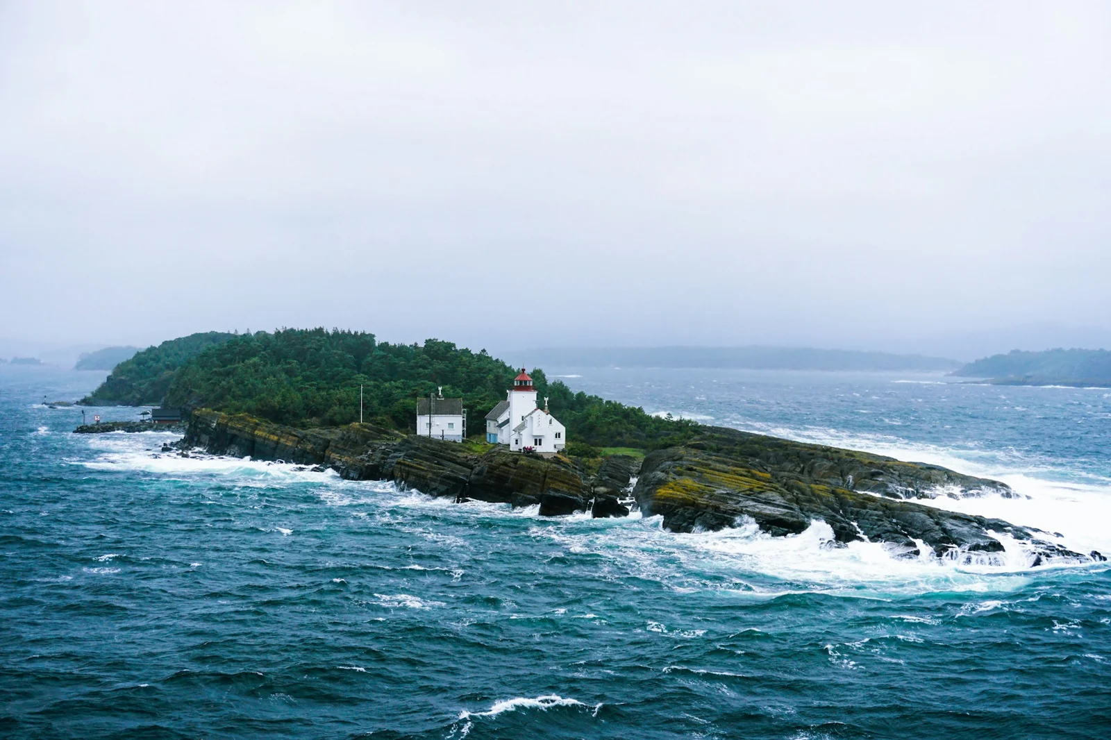 Langøytangen fyr ved Langesund i høj sø