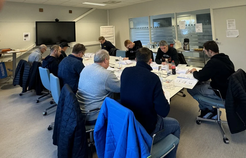 Deltagere arbejder med kursusmateriale på vores IBC-kurser