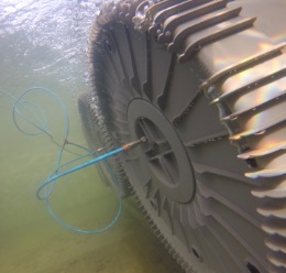 Boltene på fatene som vises på bildet er bevist ikke dratt til for å oppnå en lekkasje. Dette er gjort for bildets skyld.